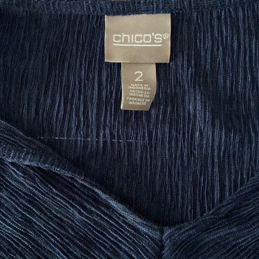 Chicos brand short sleeve loose tie detailing top. Size 2. Excellent condition